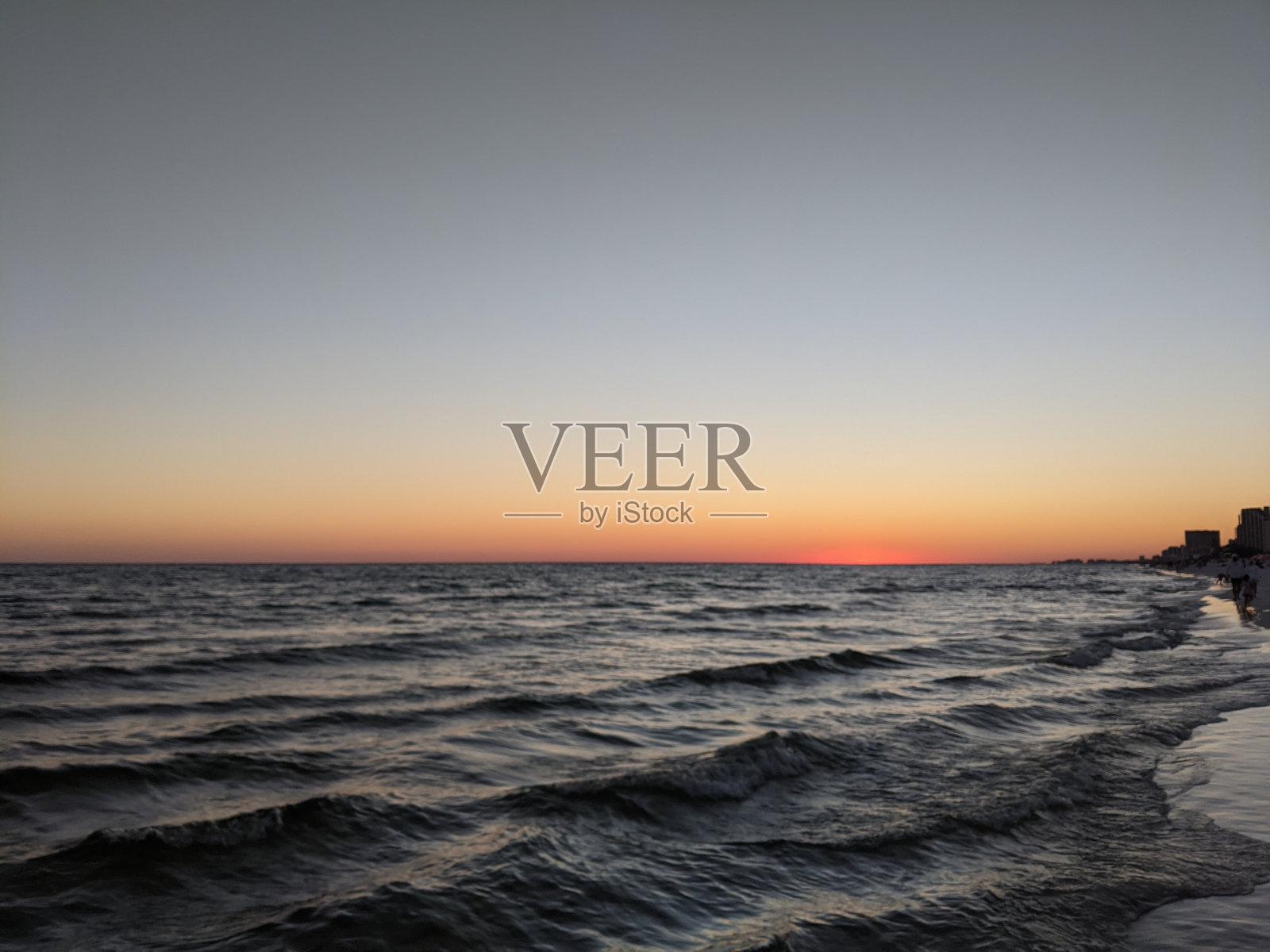 海滩上的日落照片摄影图片