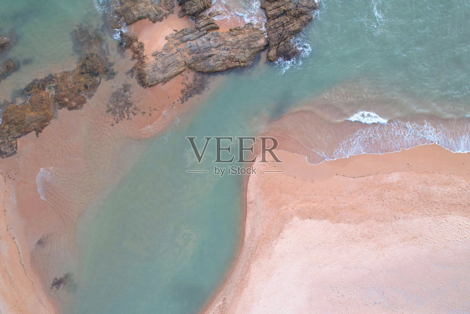 海滩附近的大海和海浪的鸟瞰图海水拍打着海滩上的岩石，大海的美丽令人印象深刻照片摄影图片