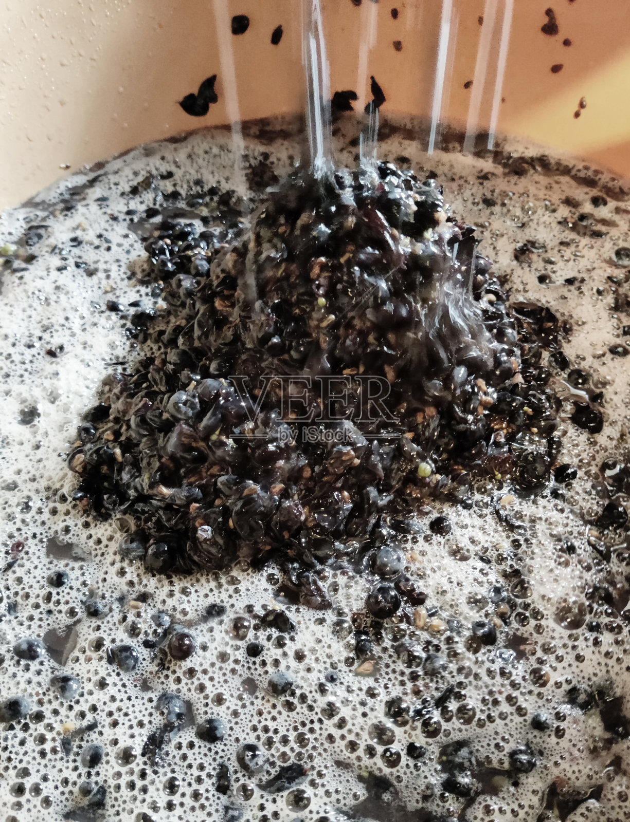 在收获季节，葡萄被挤成葡萄汁照片摄影图片