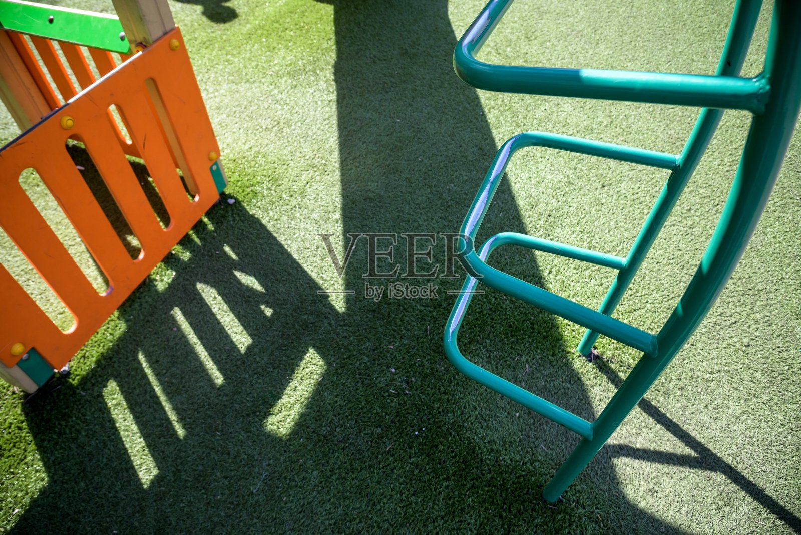 彩色操场由塑料制成，户外操场空设操场设备。游戏区域。游戏区域。花园设备。孩子们的幻灯片。学校的院子里。公园里的操场照片摄影图片