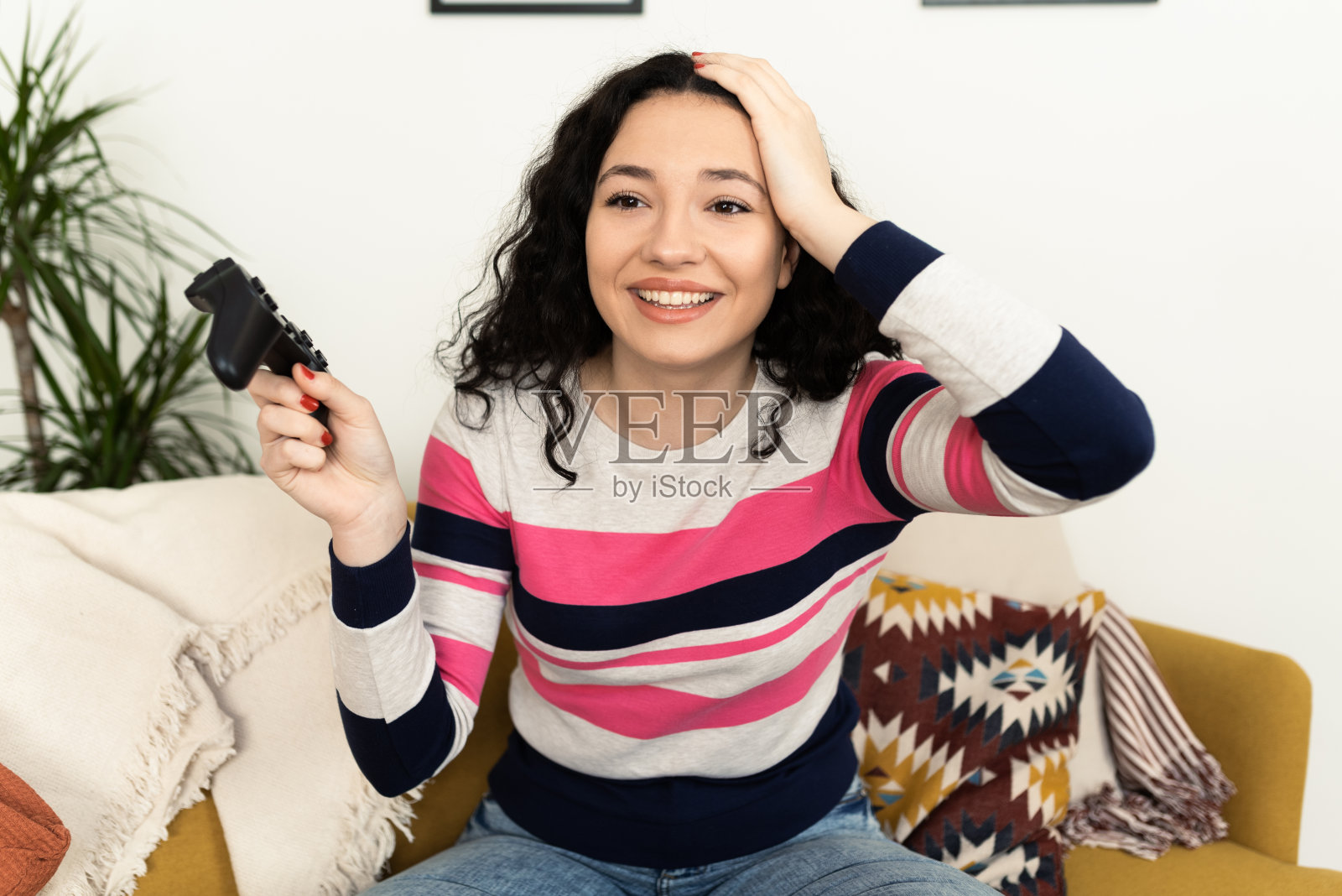 一个快乐女孩的肖像游戏和有乐趣照片摄影图片