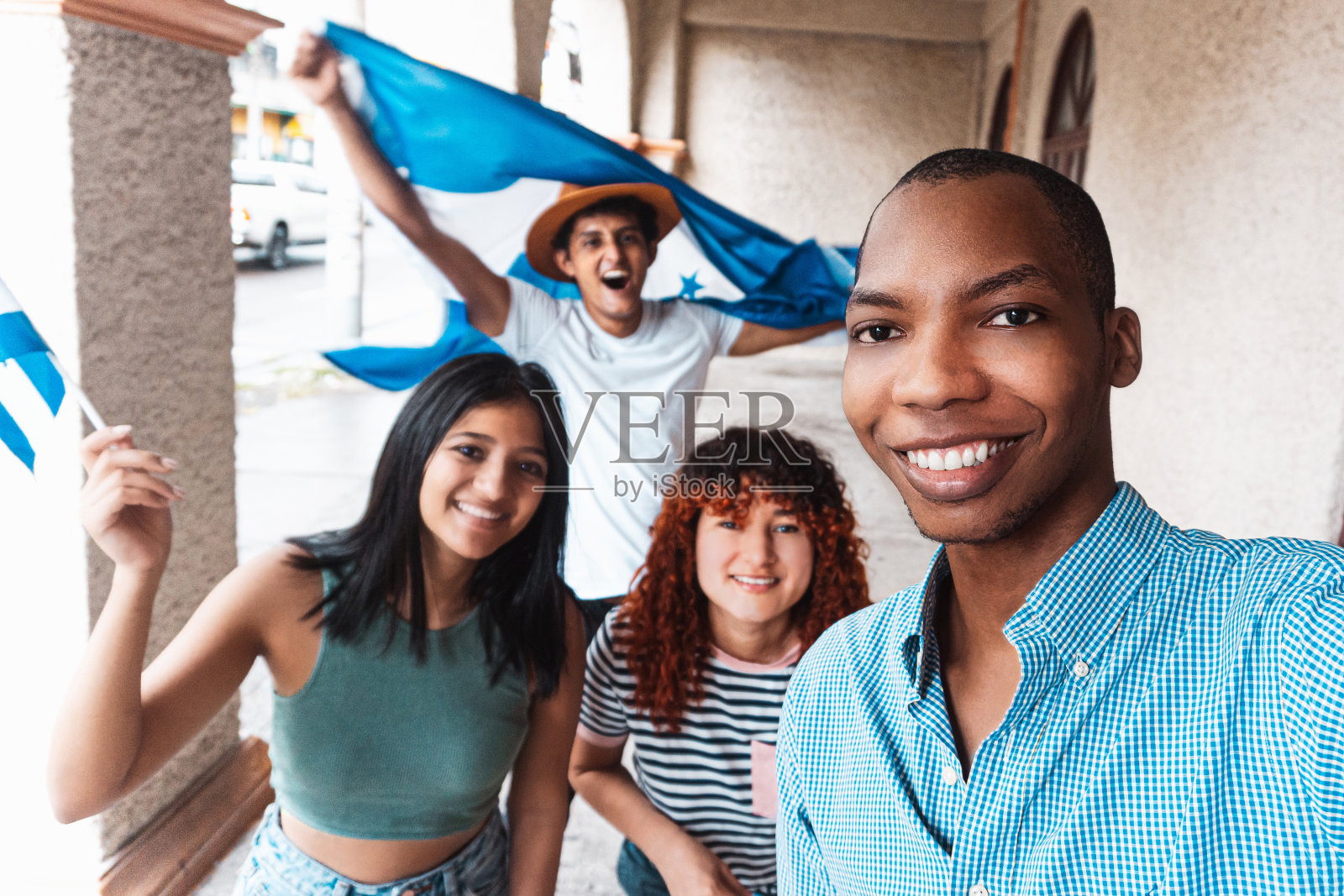 一群拉丁美洲男女朋友庆祝洪都拉斯独立的自拍。照片摄影图片