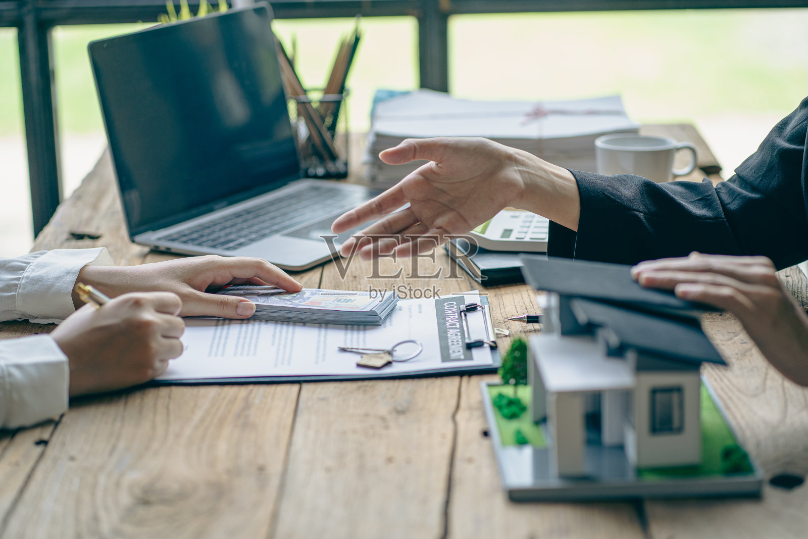 房屋中介与新购房者交谈，提供良好的利率，并计算客户的抵押贷款融资，以帮助做出房地产概念决策。照片摄影图片