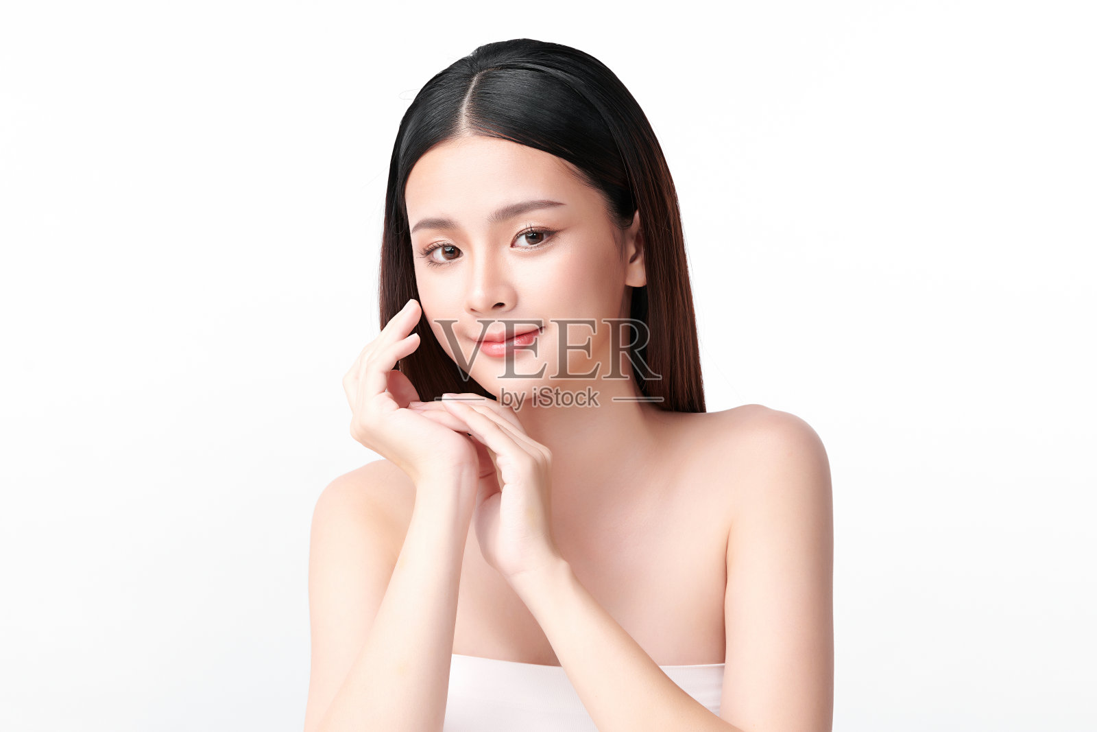 美丽年轻的亚洲女性与干净清新的皮肤在白色的背景，脸部护理，面部治疗，美容，美容和水疗，亚洲女性肖像。照片摄影图片