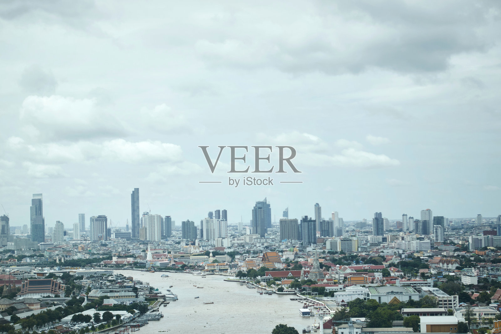 湄南河流经泰国曼谷市照片摄影图片