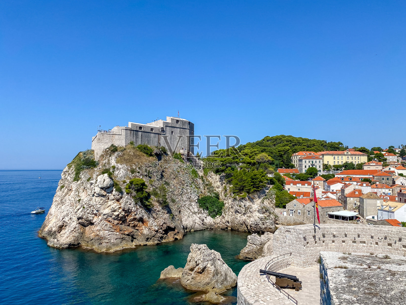 克罗地亚杜布罗夫尼克的中世纪建筑和崎岖的海岸线，可以欣赏到亚得里亚海的景色照片摄影图片