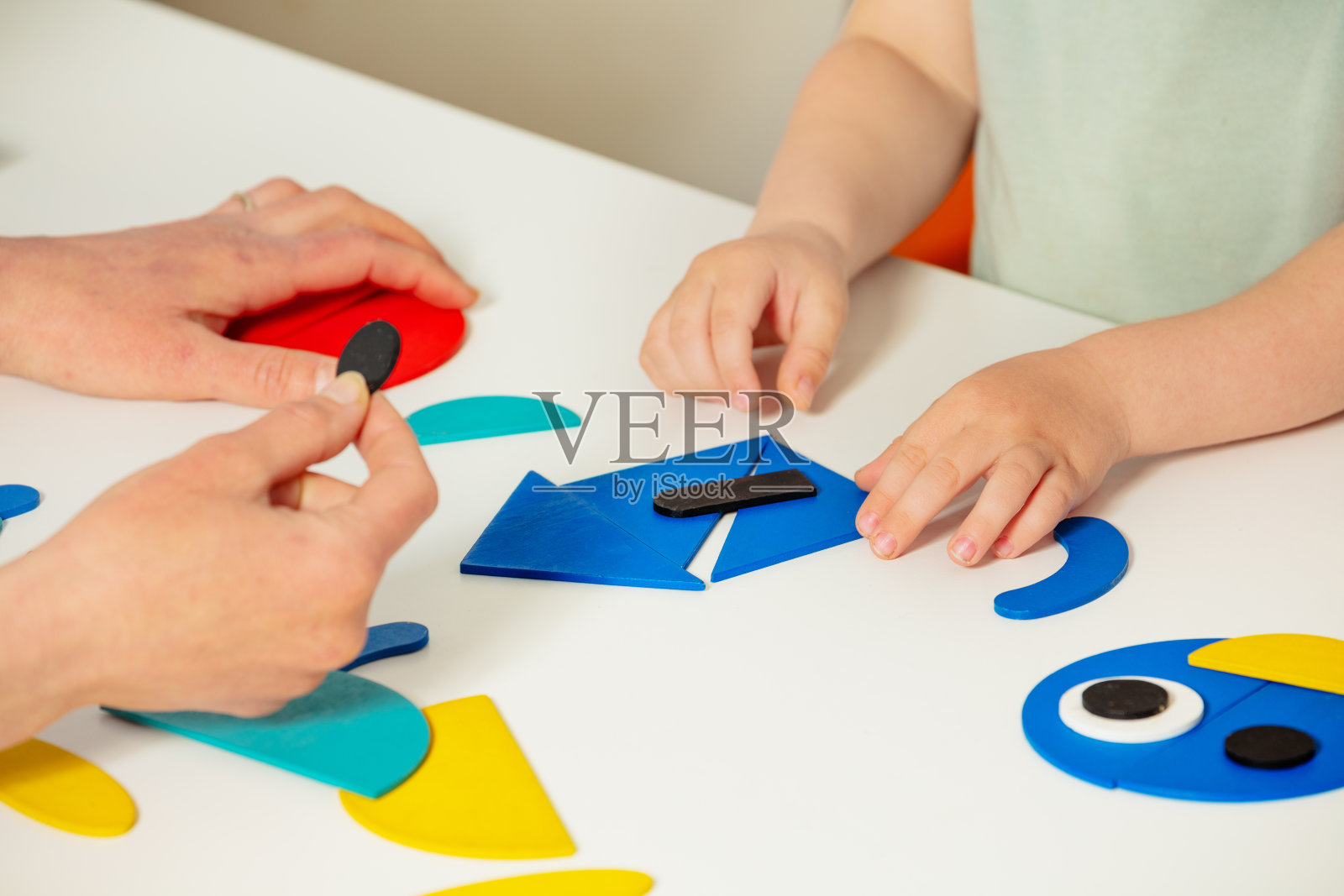 女孩的手拼成一个房子的形状照片摄影图片