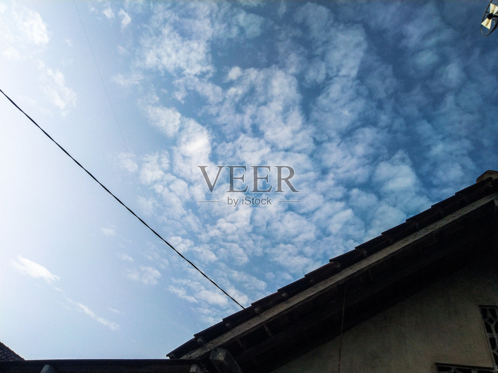 早晨晴空万里照片摄影图片