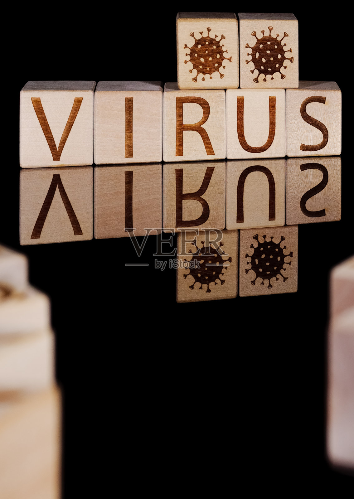 在黑色背景上带有反射的木块上的病毒文本照片摄影图片