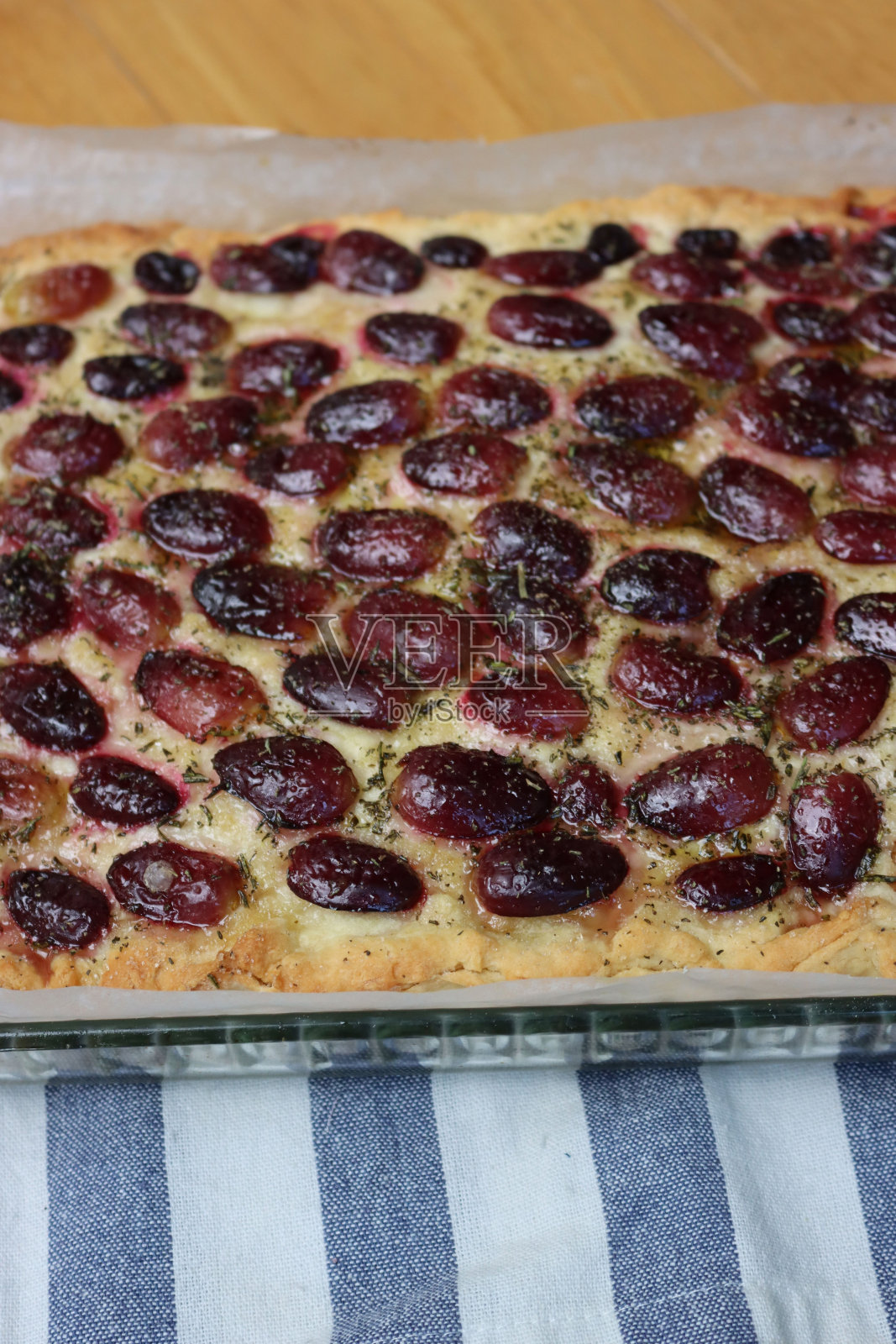 意大利佛卡夏面包配甜黑葡萄和迷迭香照片摄影图片