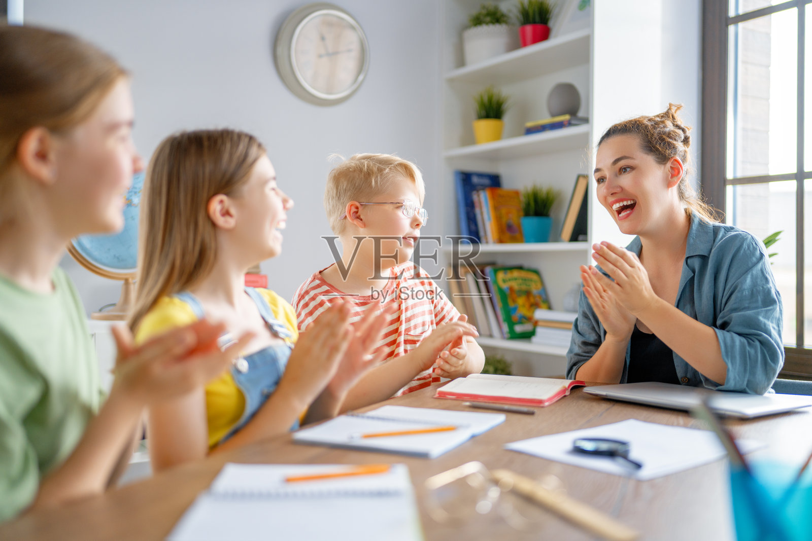 快乐的孩子和老师在学校照片摄影图片