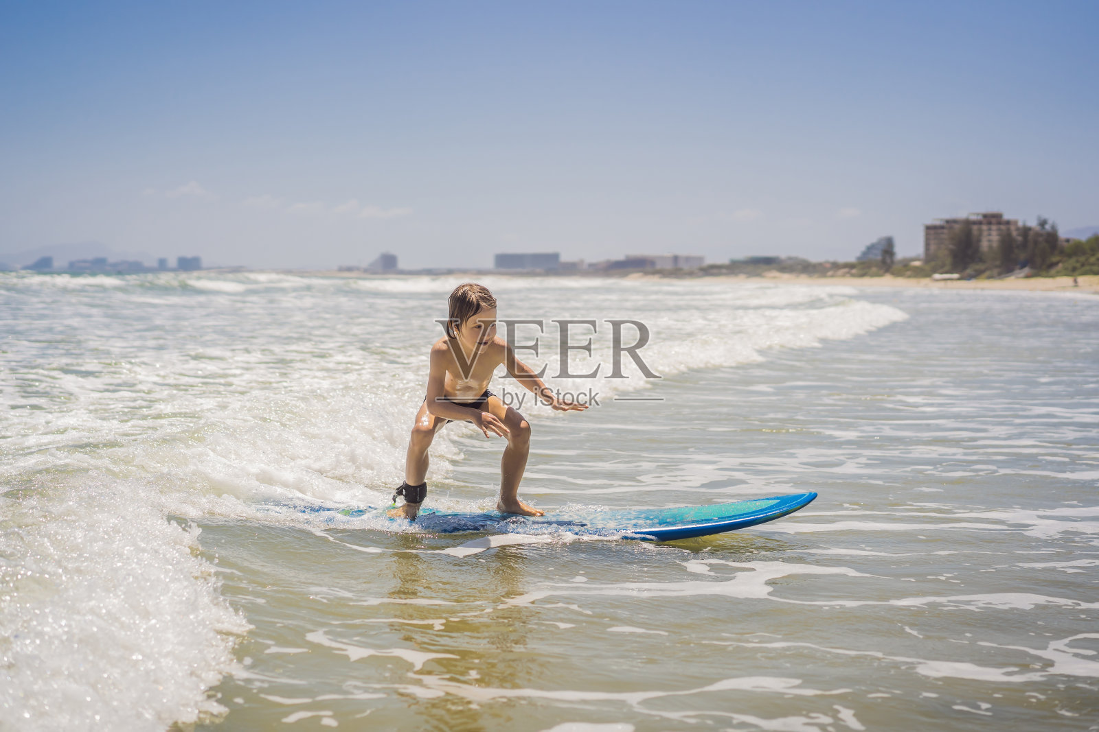 健康的小男孩学习在大海中冲浪照片摄影图片