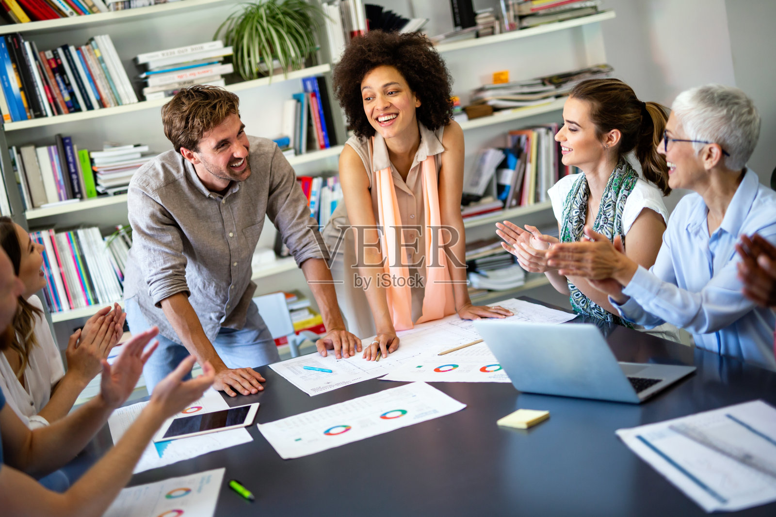 一群成功快乐的多民族商务人士在办公室开会时作为一个团队工作。照片摄影图片