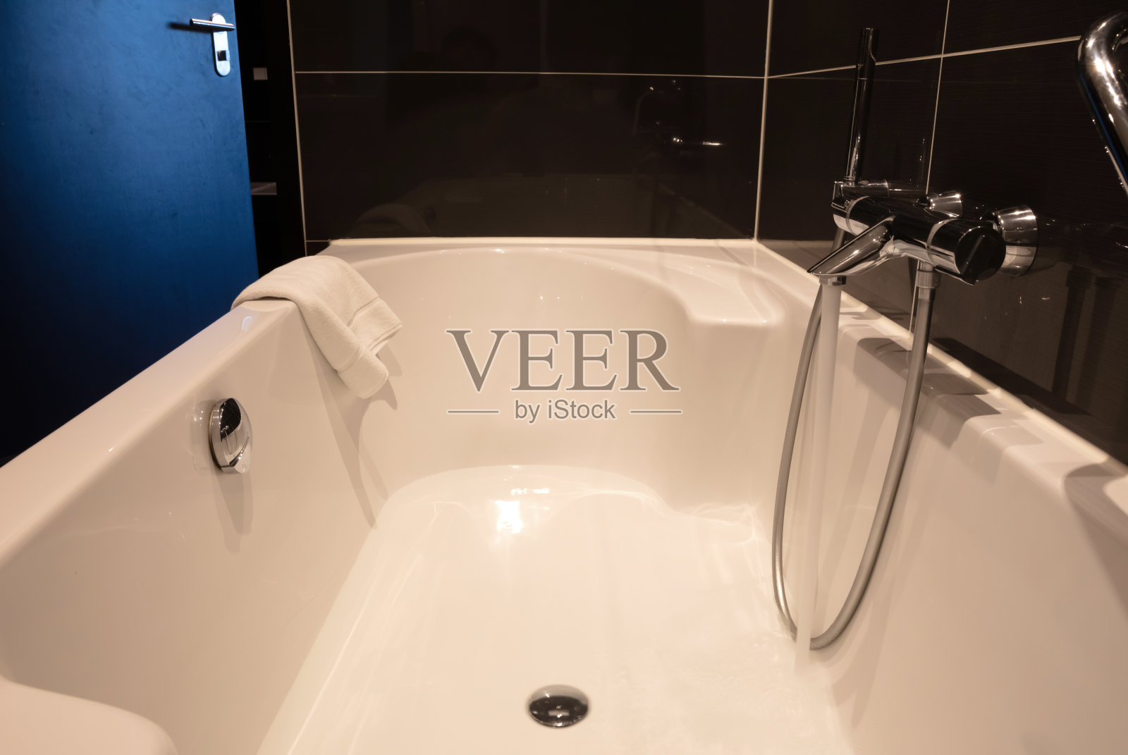 装满水的浴缸照片摄影图片