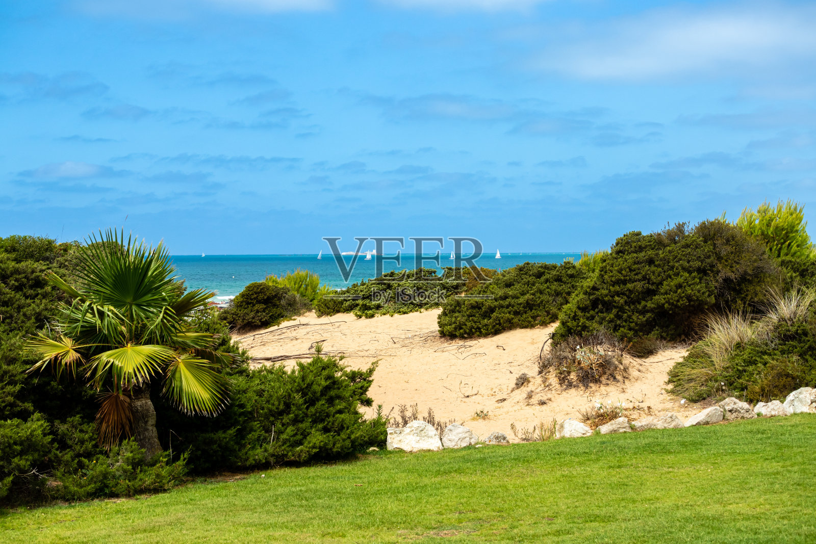 这些沙丘让人们可以进入西班牙加的斯，Sancti Petri的La Barrosa海滩照片摄影图片