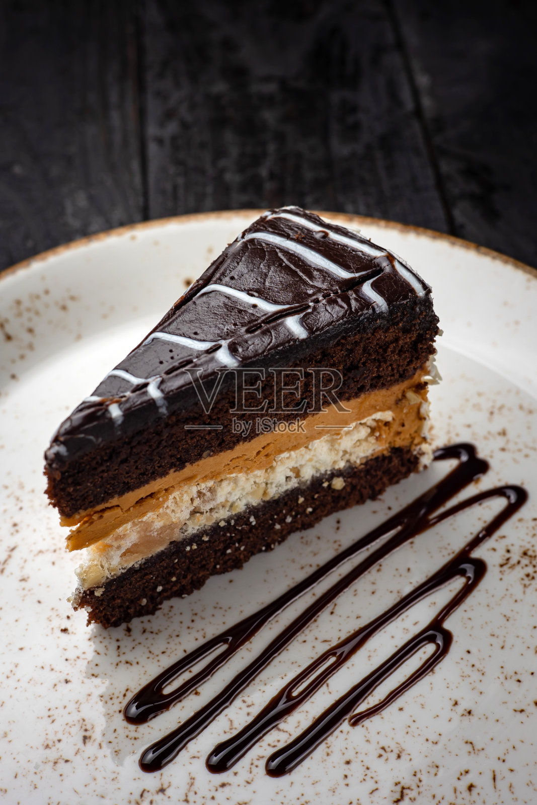 木制背景的奶油巧克力蛋糕照片摄影图片