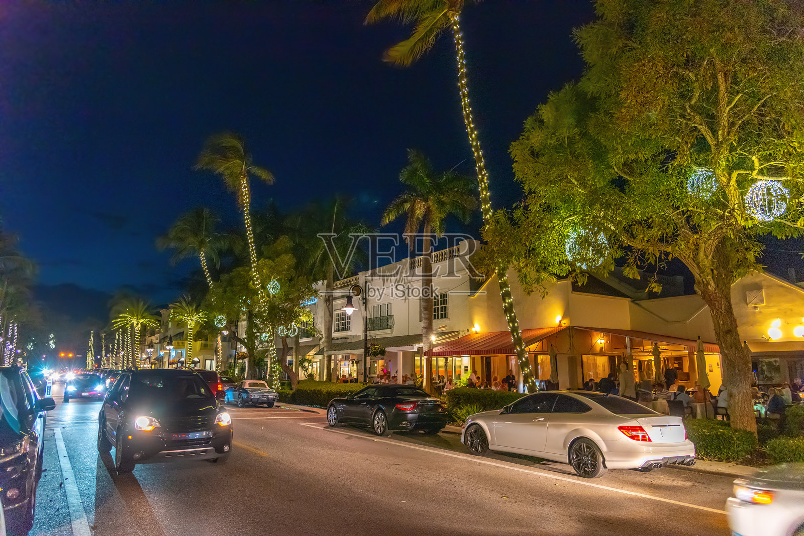 那不勒斯市区夜间的交通状况照片摄影图片