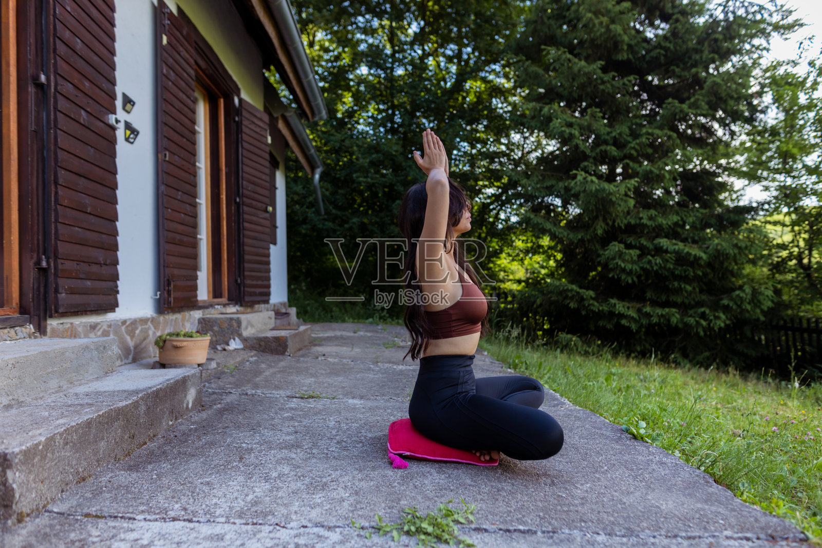 在大自然中享受瑜伽照片摄影图片