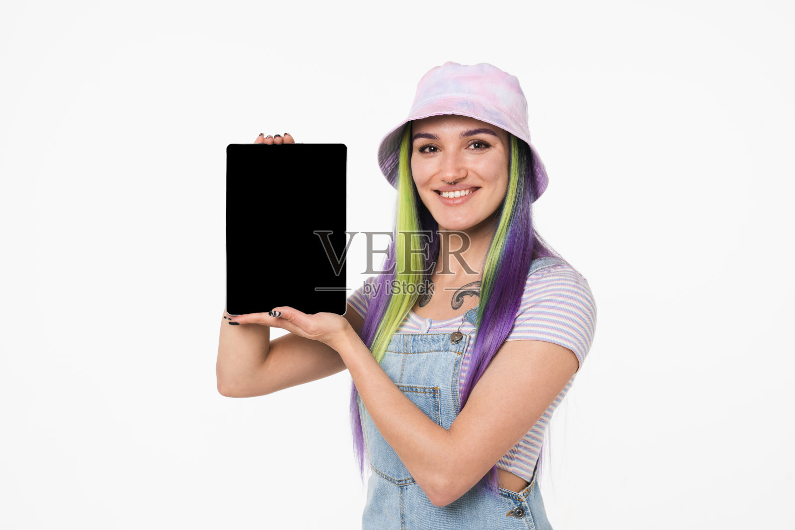 自由空间的地方。微笑的年轻白人十几岁的女孩女性潮人显示数字平板电脑屏幕的模拟复制空间在线移动应用程序隔离在白色背景照片摄影图片