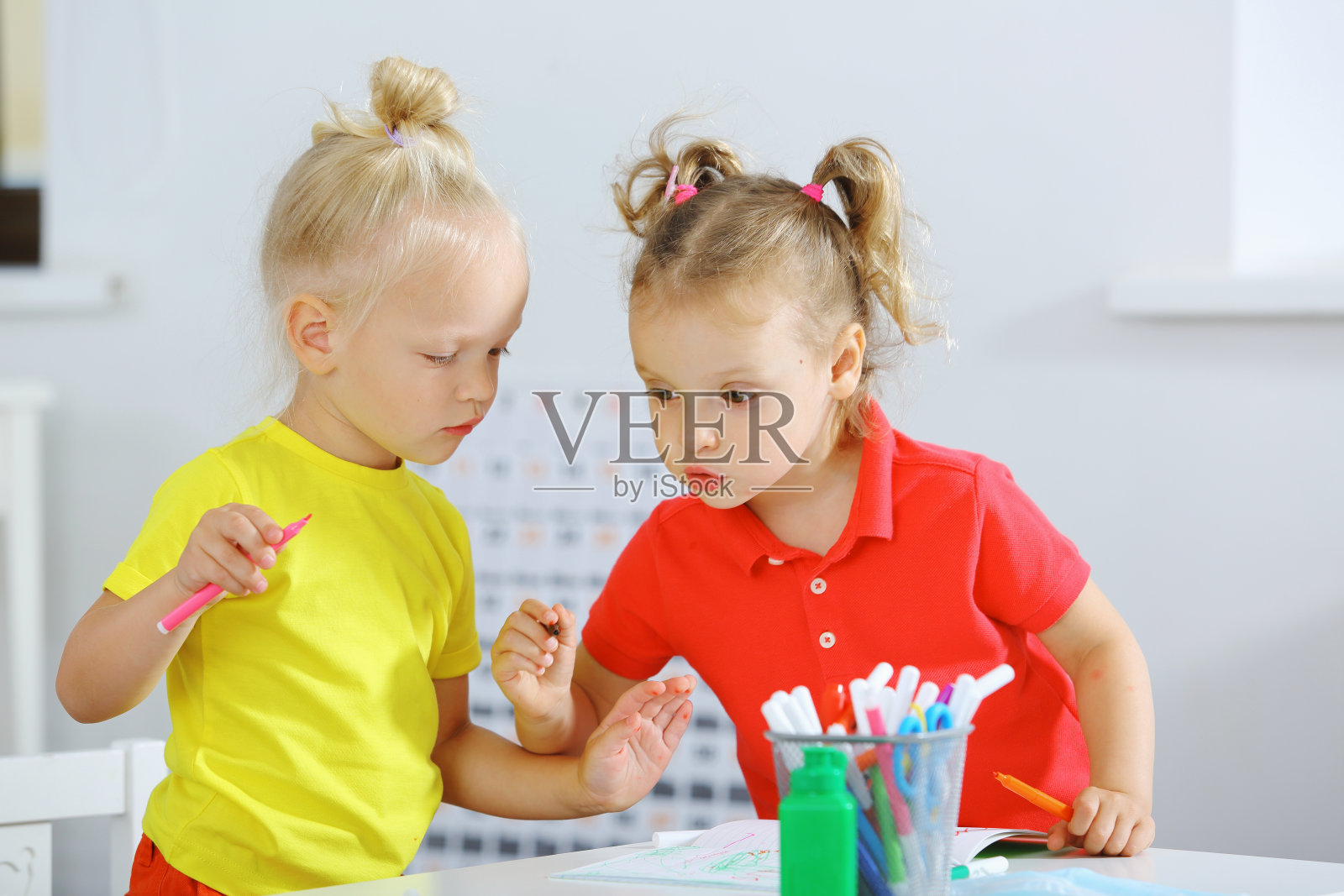 教室里的两个孩子在画马克笔照片摄影图片