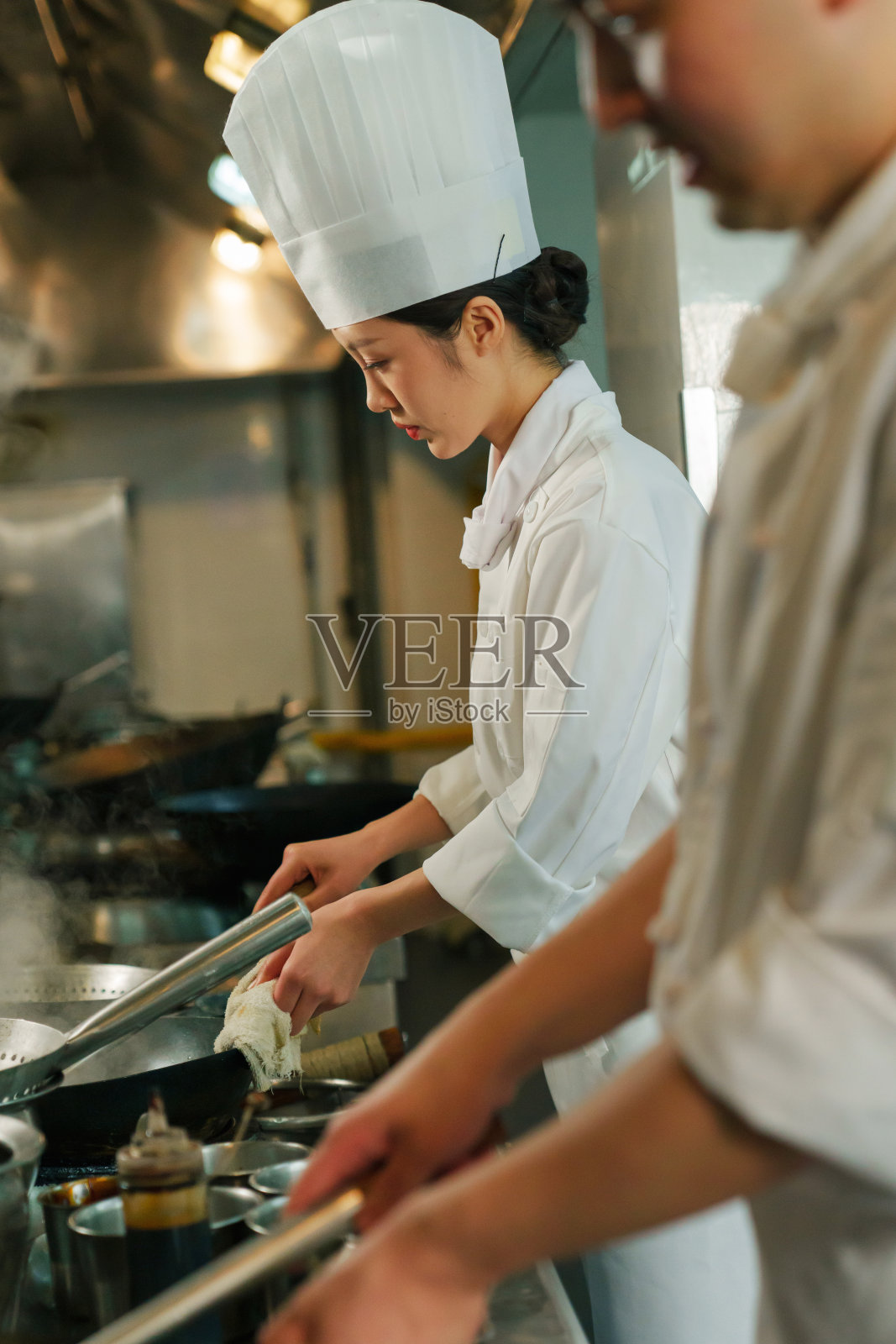 后厨内的专业厨师团队烹饪美味佳肴照片摄影图片