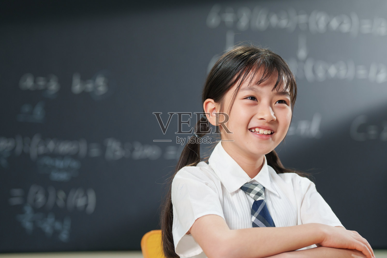 小学生在教室里上课照片摄影图片