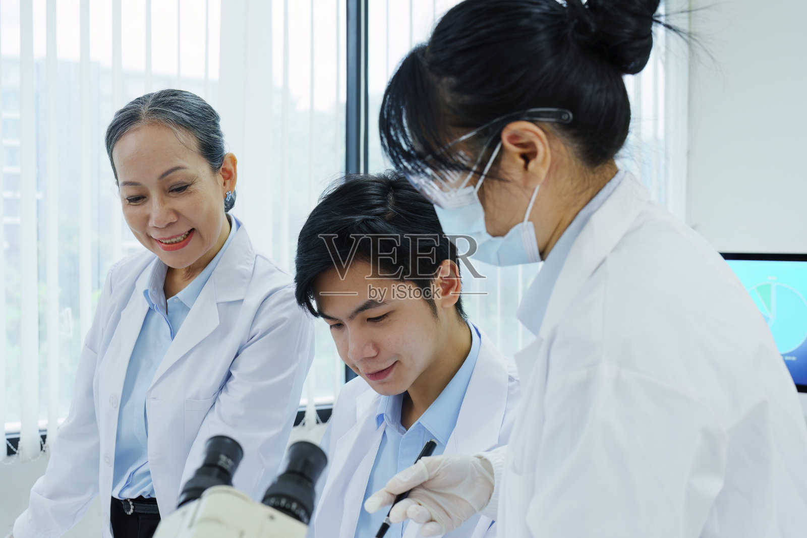 科学家分析化学样品讨论技术创新照片摄影图片