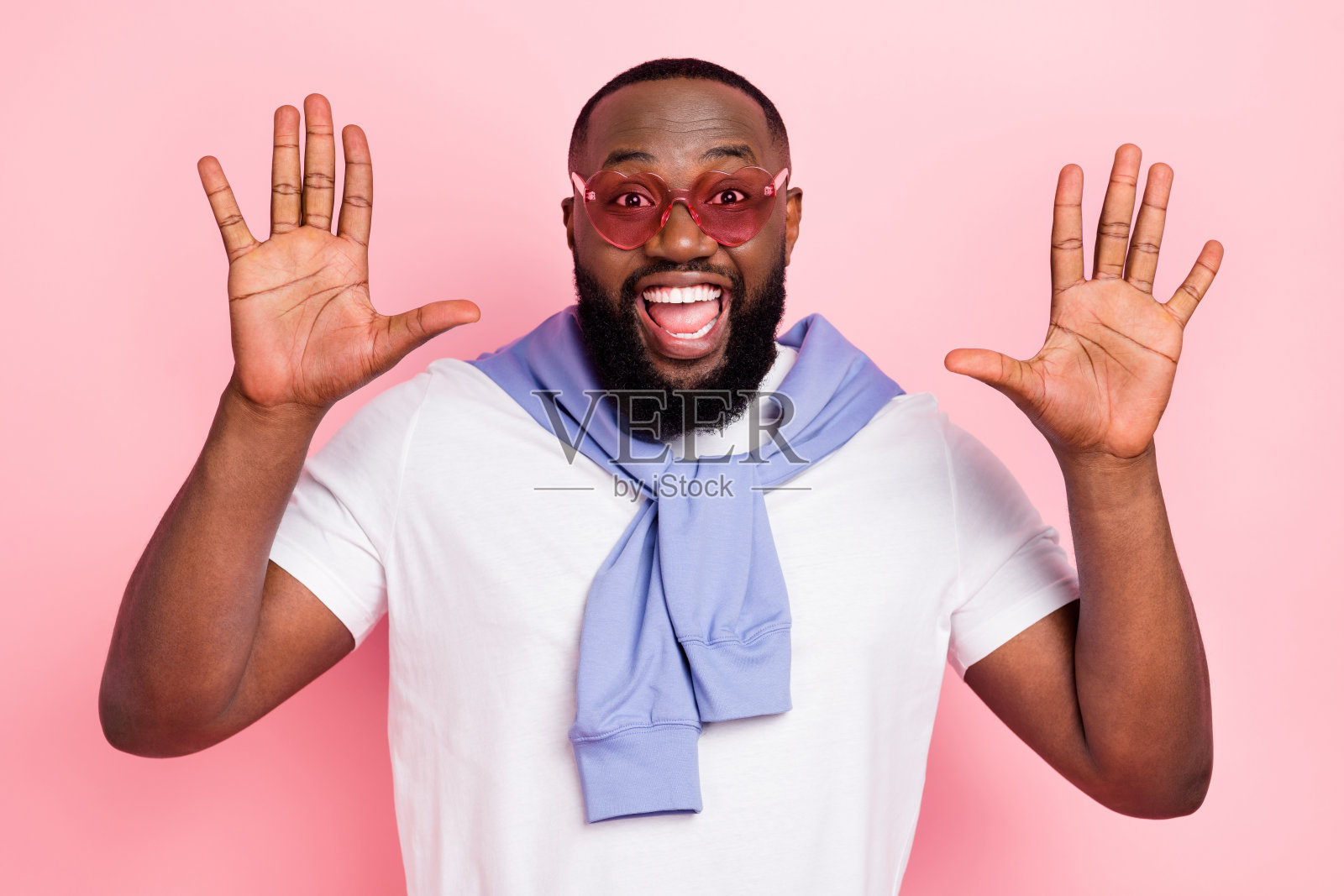 照片中的年轻人喜出而外的好心情男人在聚会上有趣的眼镜放松孤立在粉红色的背景照片摄影图片