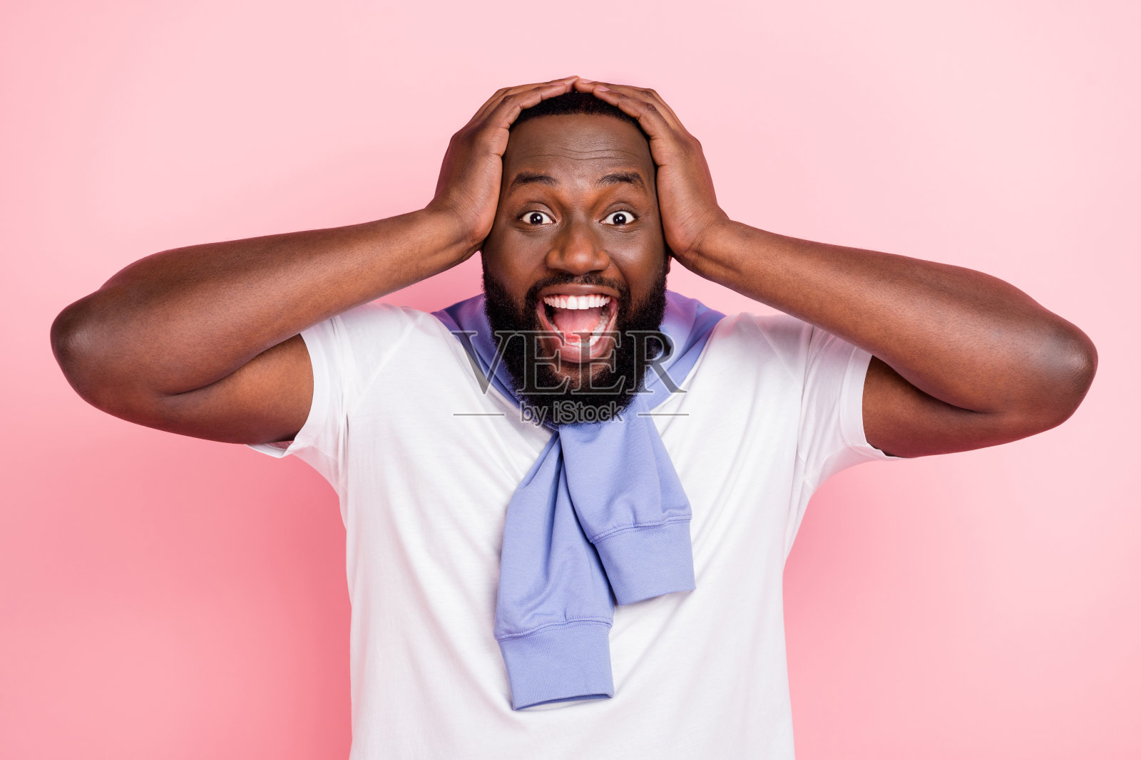 快乐兴奋的男子沉迷于购物的肖像看到巨大的销售黑色星期五孤立在粉红色的背景照片摄影图片