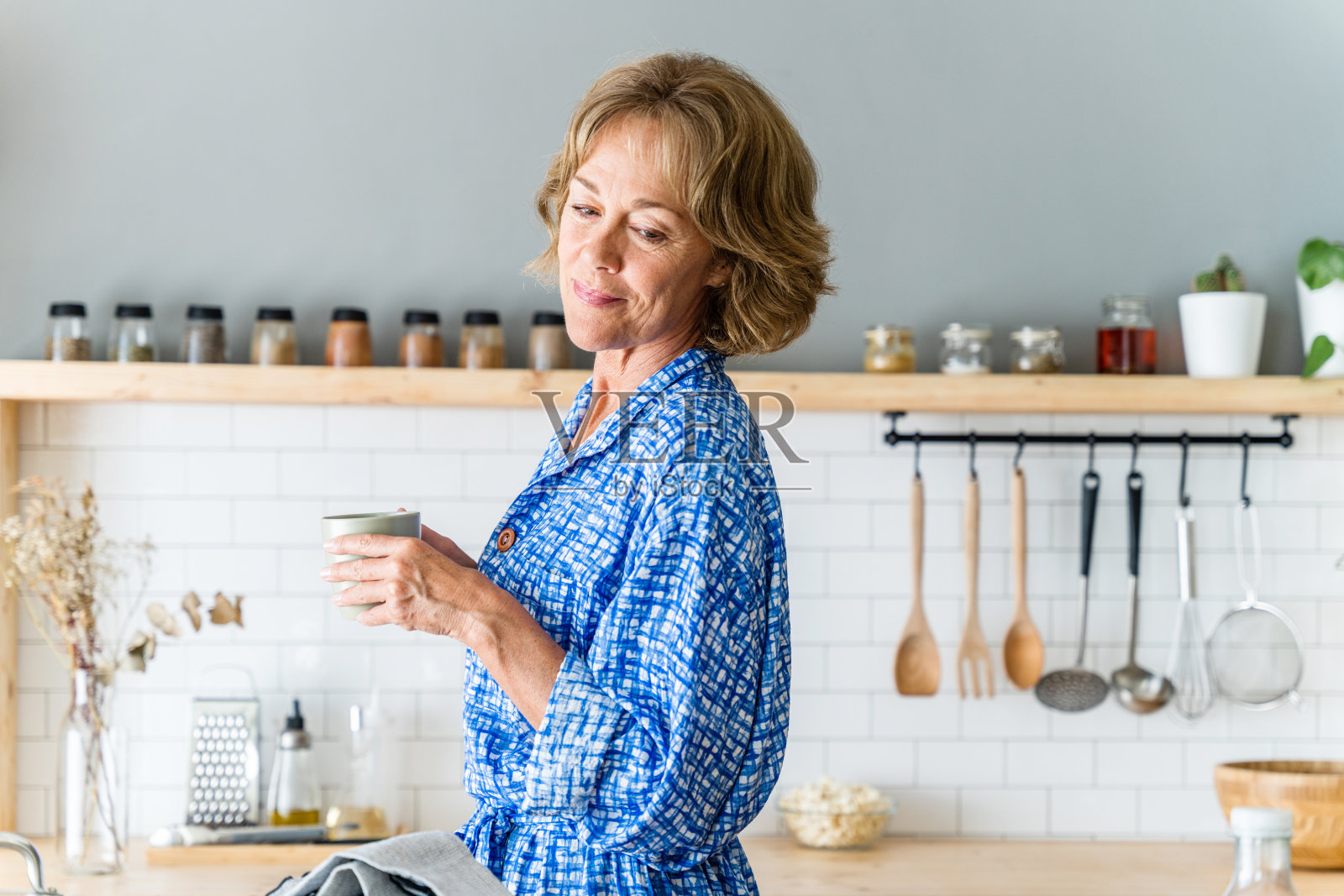 美丽成熟的高级妇女在家里照片摄影图片