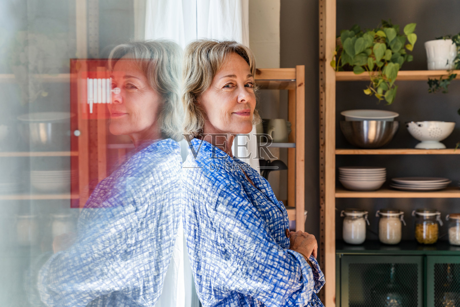 美丽成熟的高级妇女在家里照片摄影图片