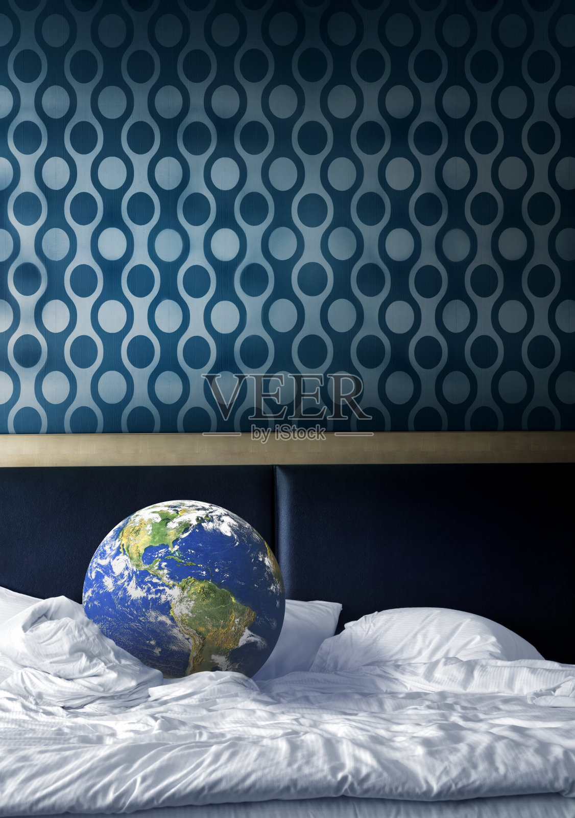 在床上旅行地球的概念照片摄影图片