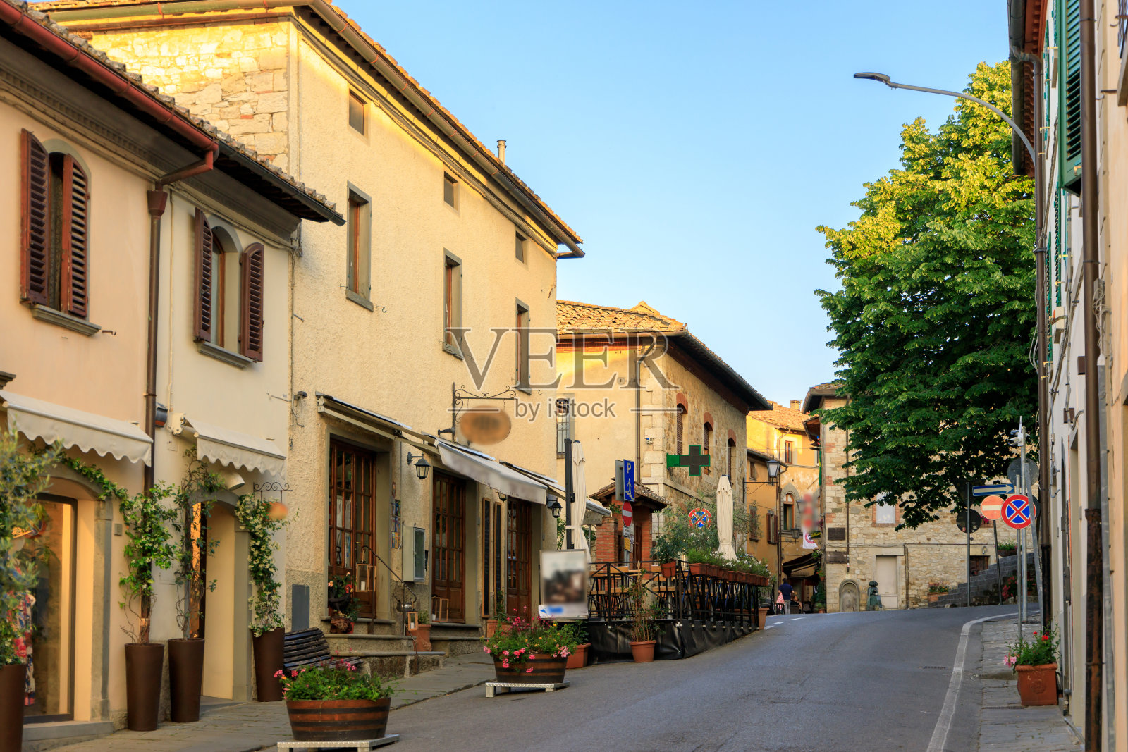 托斯卡纳中世纪古城基安蒂的卡斯特利纳街头生活照片摄影图片