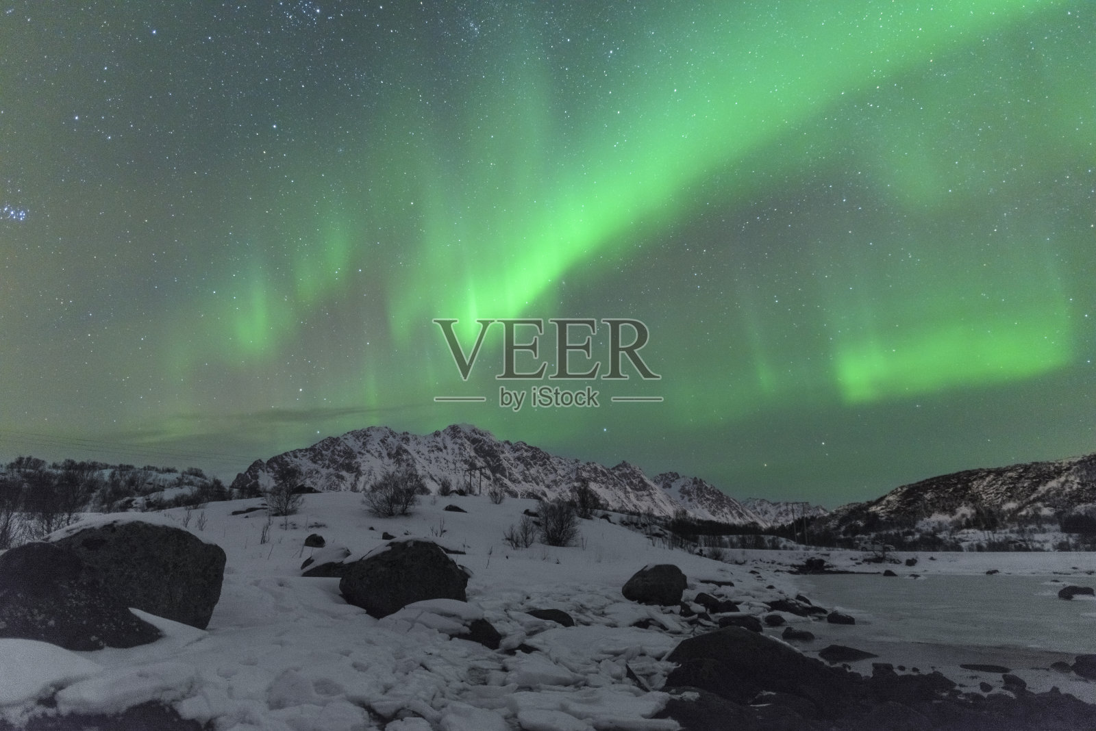 挪威罗浮敦群岛上空的北极光照片摄影图片