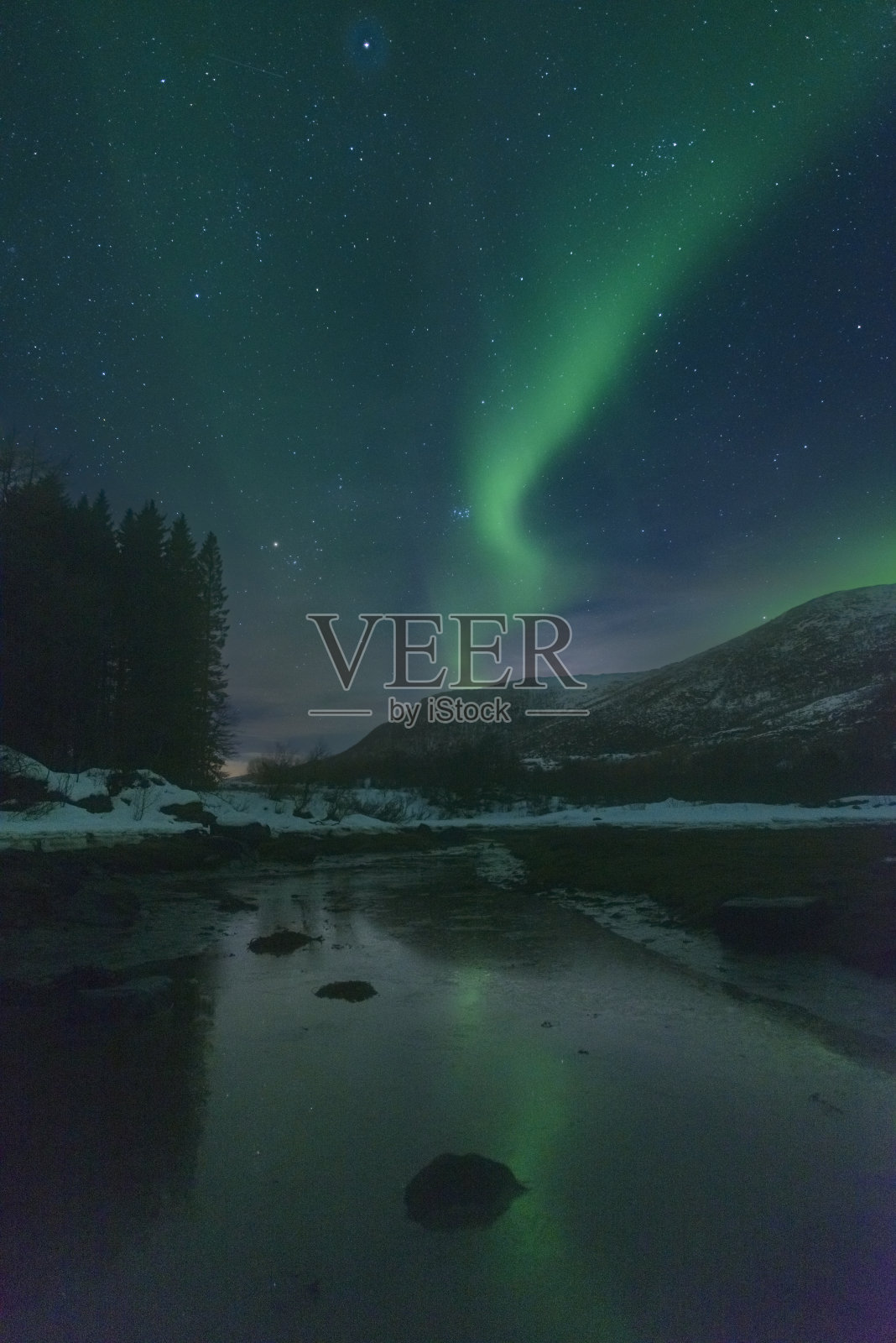 冬天挪威维斯特拉伦海岸上空的北极光照片摄影图片