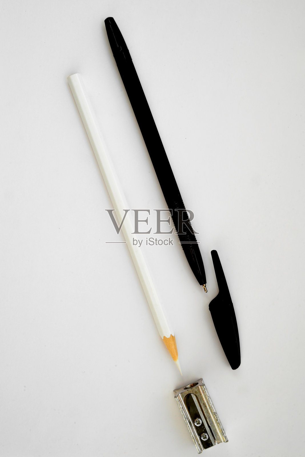 黑色钢笔和白色石墨铅笔画在白色的背景照片摄影图片