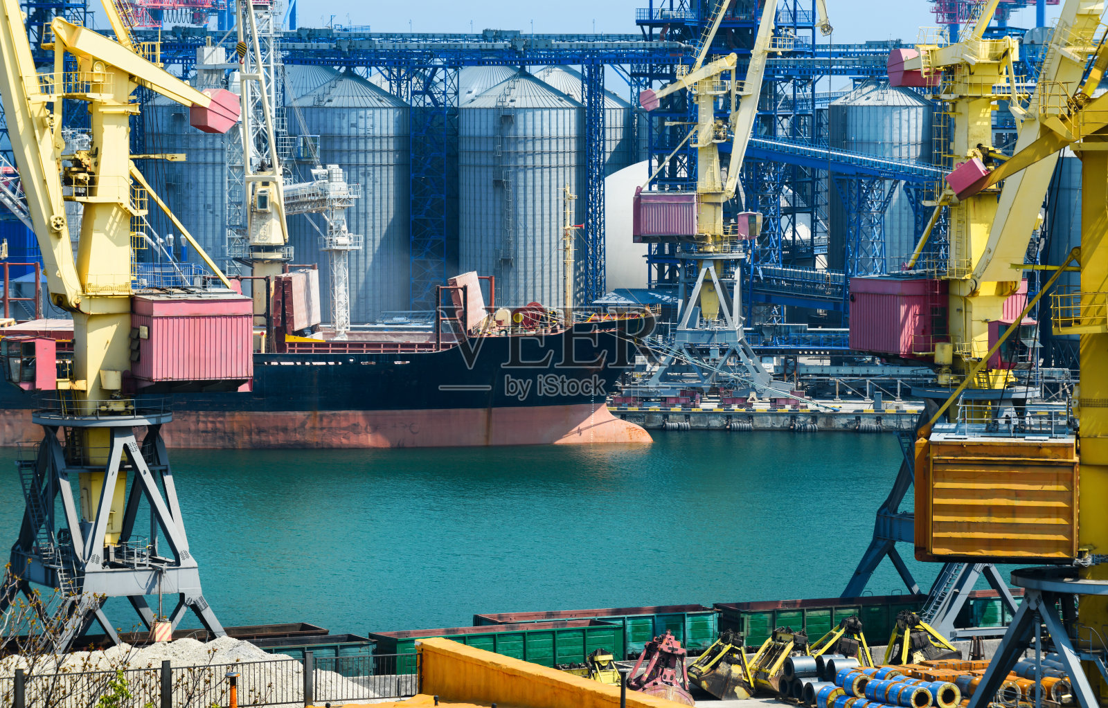工业基础设施的海港、海上、起重机和铁路货车、粮仓、散货船和粮仓升降机，海上货物运输的概念照片摄影图片