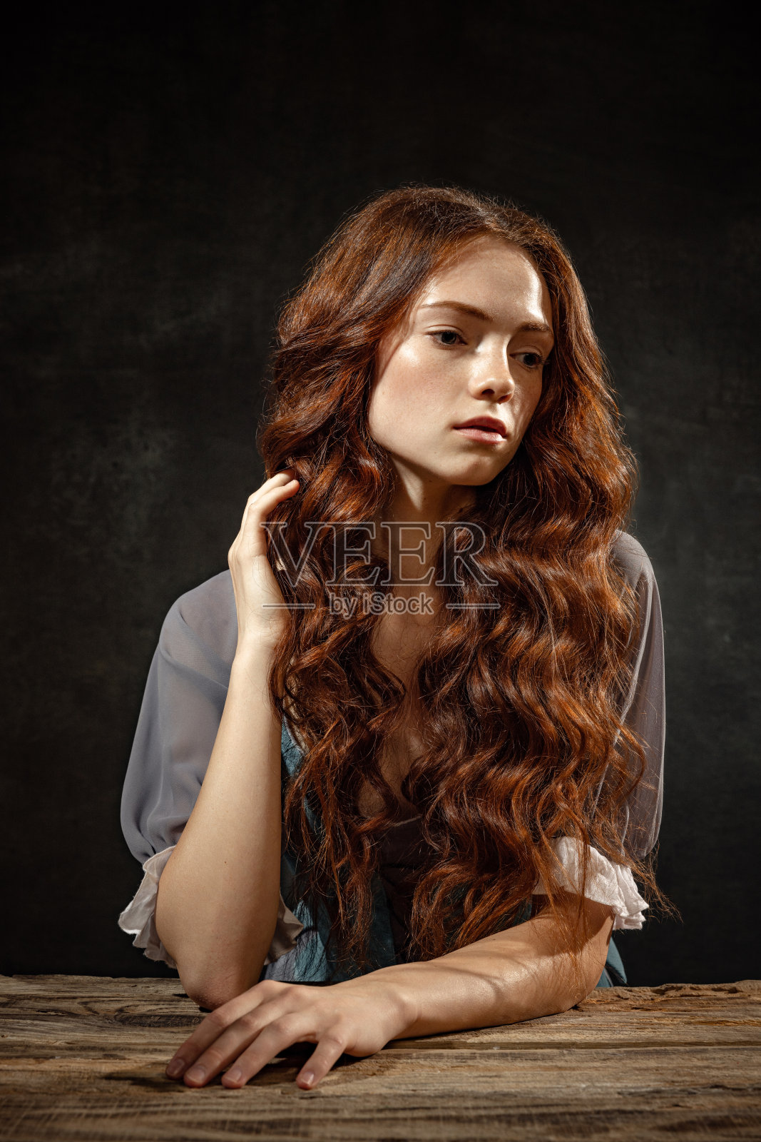 年轻美丽的红发女孩与长卷发像女孩的复兴时代孤立在黑暗的背景。时代比较，美，艺术，模仿照片摄影图片