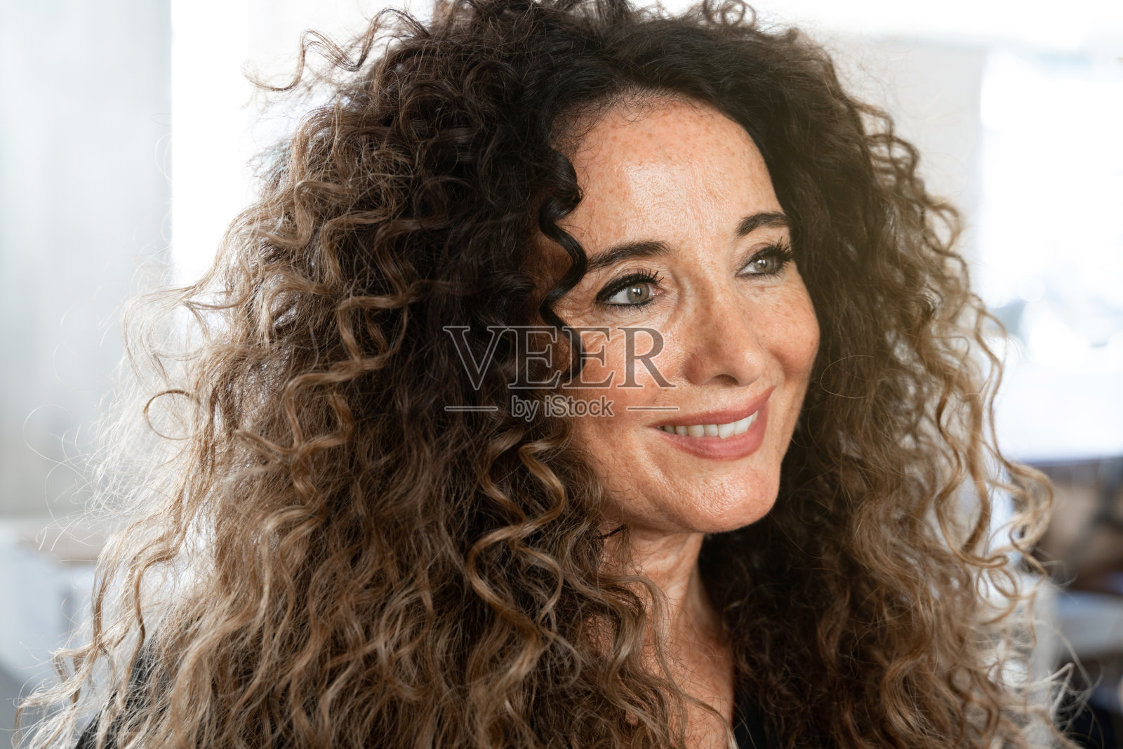 微笑和分心的卷发美女照片摄影图片