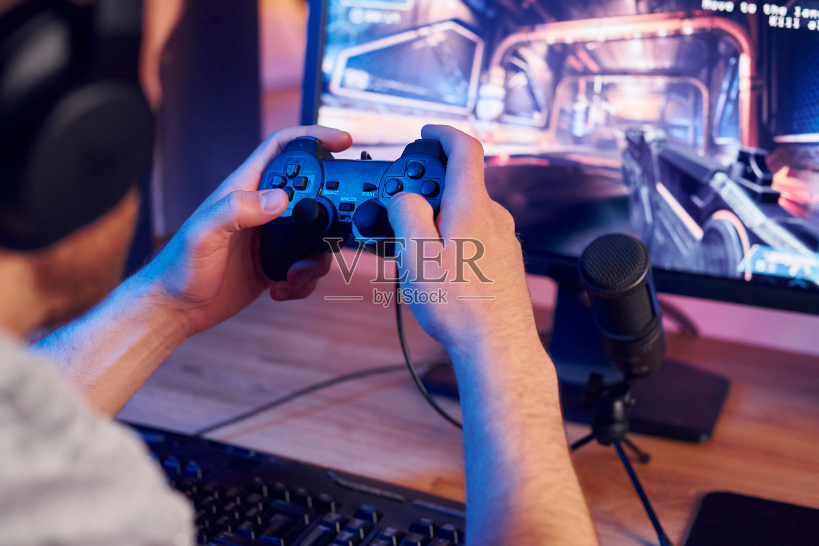 使用操纵杆。在线主播在家玩FPS射击游戏照片摄影图片