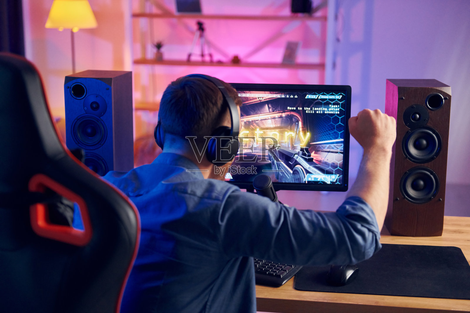 好游戏的椅子上。在家玩FPS射击游戏的在线主播照片摄影图片