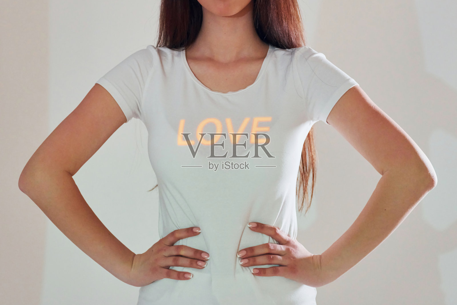 情书。美丽的年轻女子是在放映机霓虹灯的演播室照片摄影图片