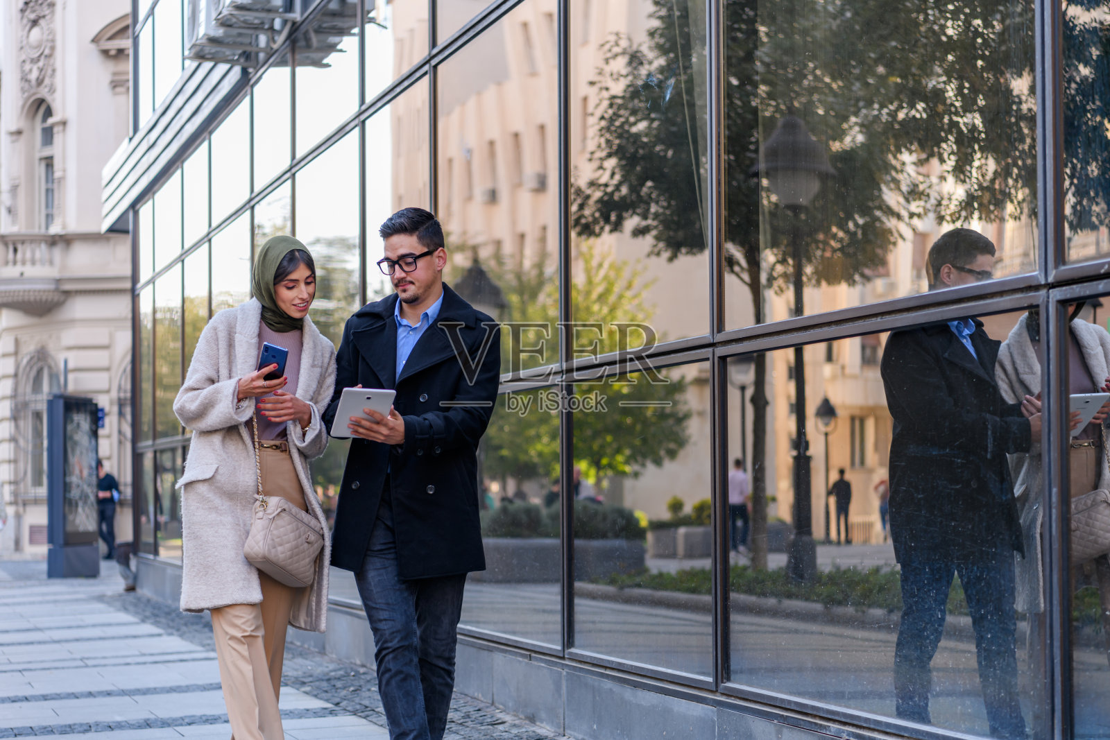 听取别人的意见照片摄影图片