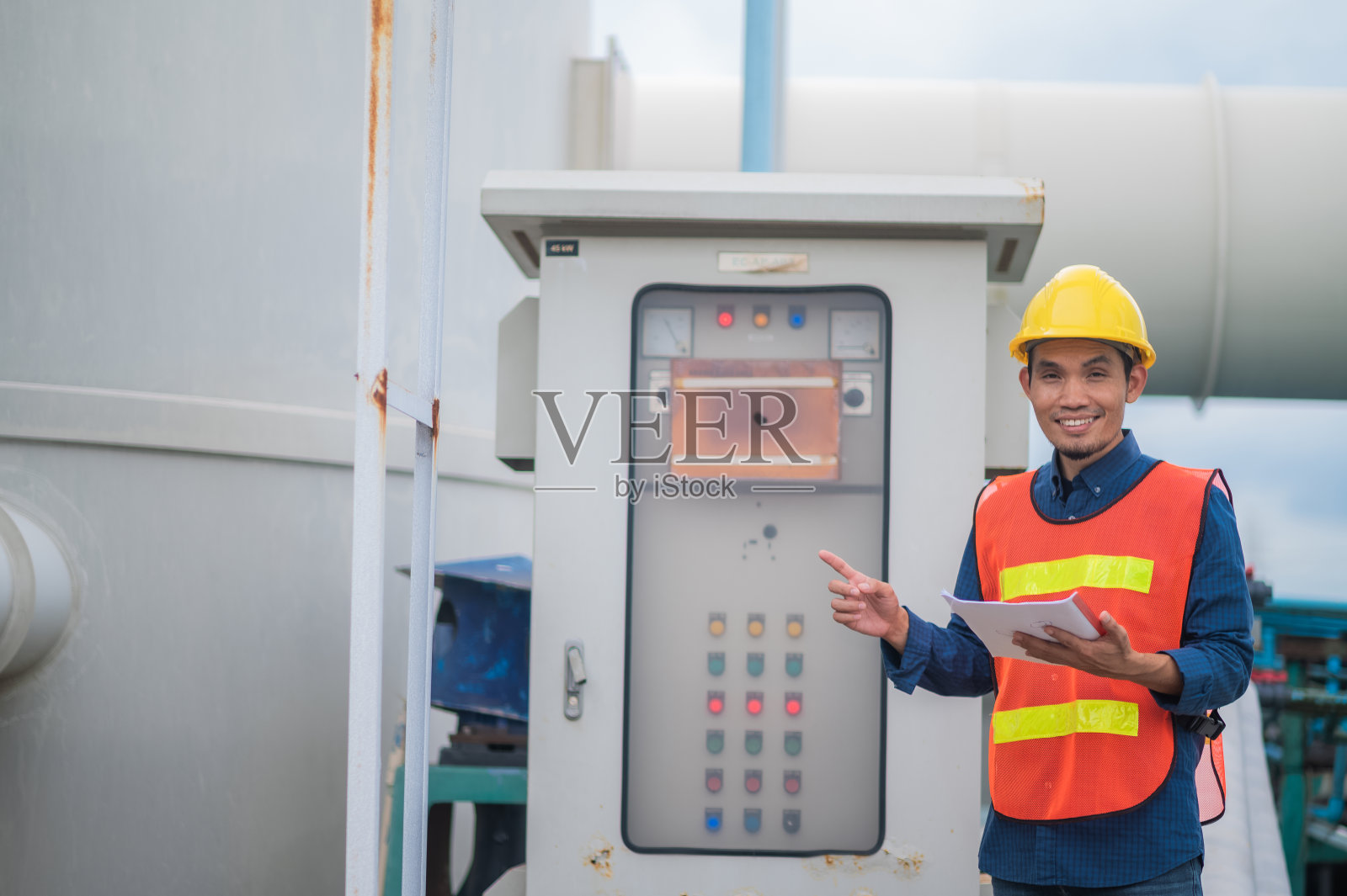 亚洲男工程师在工厂工作，检查生产工业的安全系统控制照片摄影图片