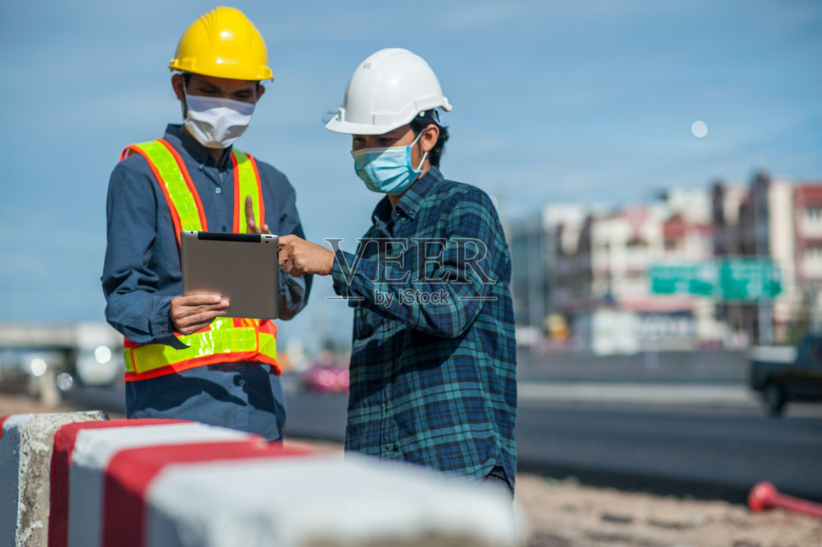 亚洲工程师施工队检查工作的控制和管理在施工现场或建筑现场照片摄影图片