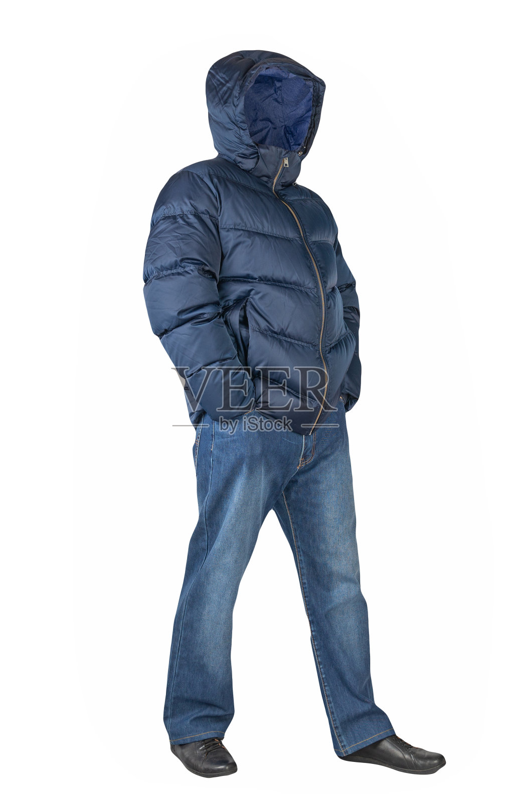 深蓝色牛仔裤，黑色皮鞋，白色背景的夹克。照片摄影图片