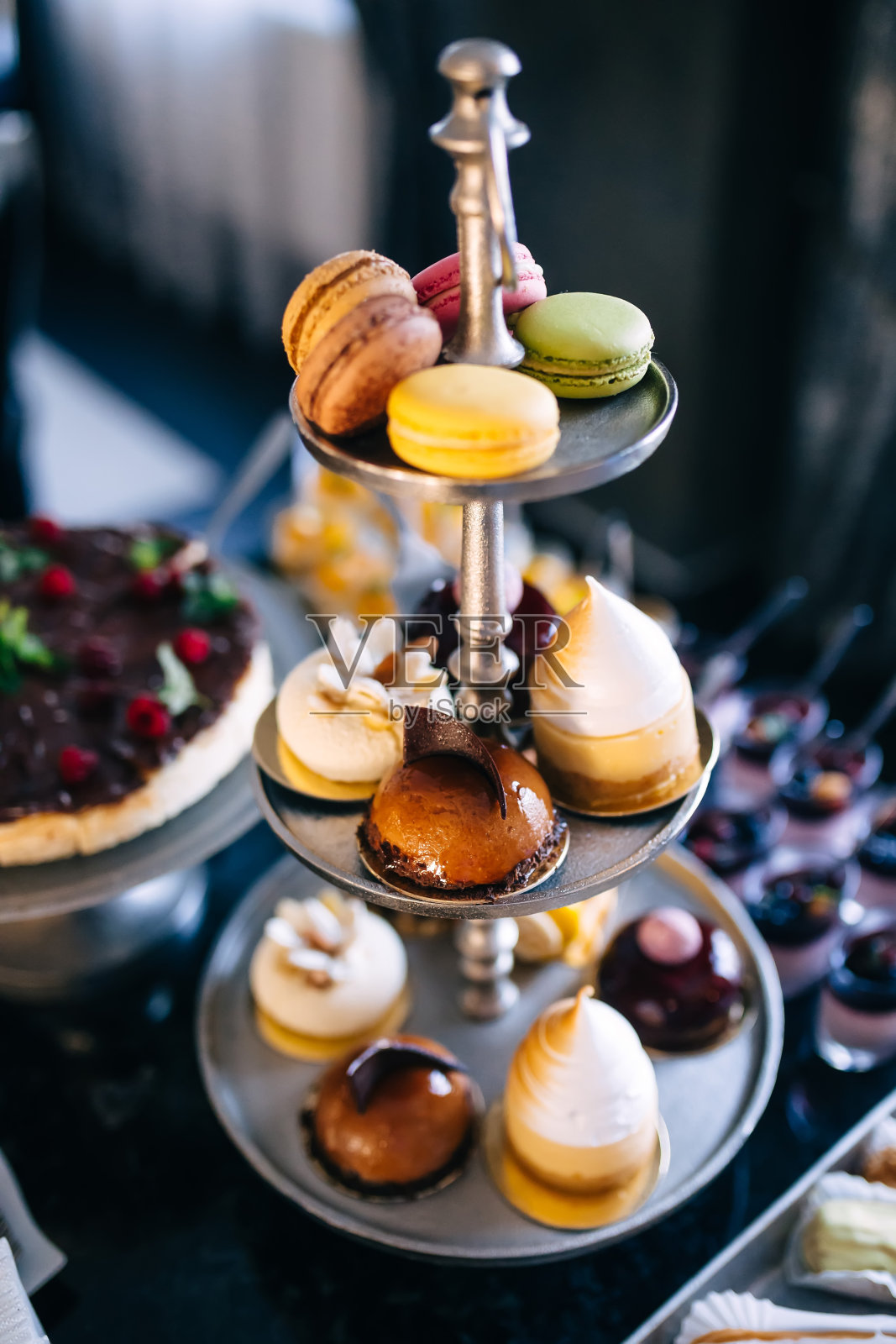 节日早午餐自助餐庆祝特殊场合，如情人节，母亲节，妇女节，餐饮和糖果棒自助服务活动。慕斯，纸杯蛋糕，流行蛋糕和马卡龙展示照片摄影图片