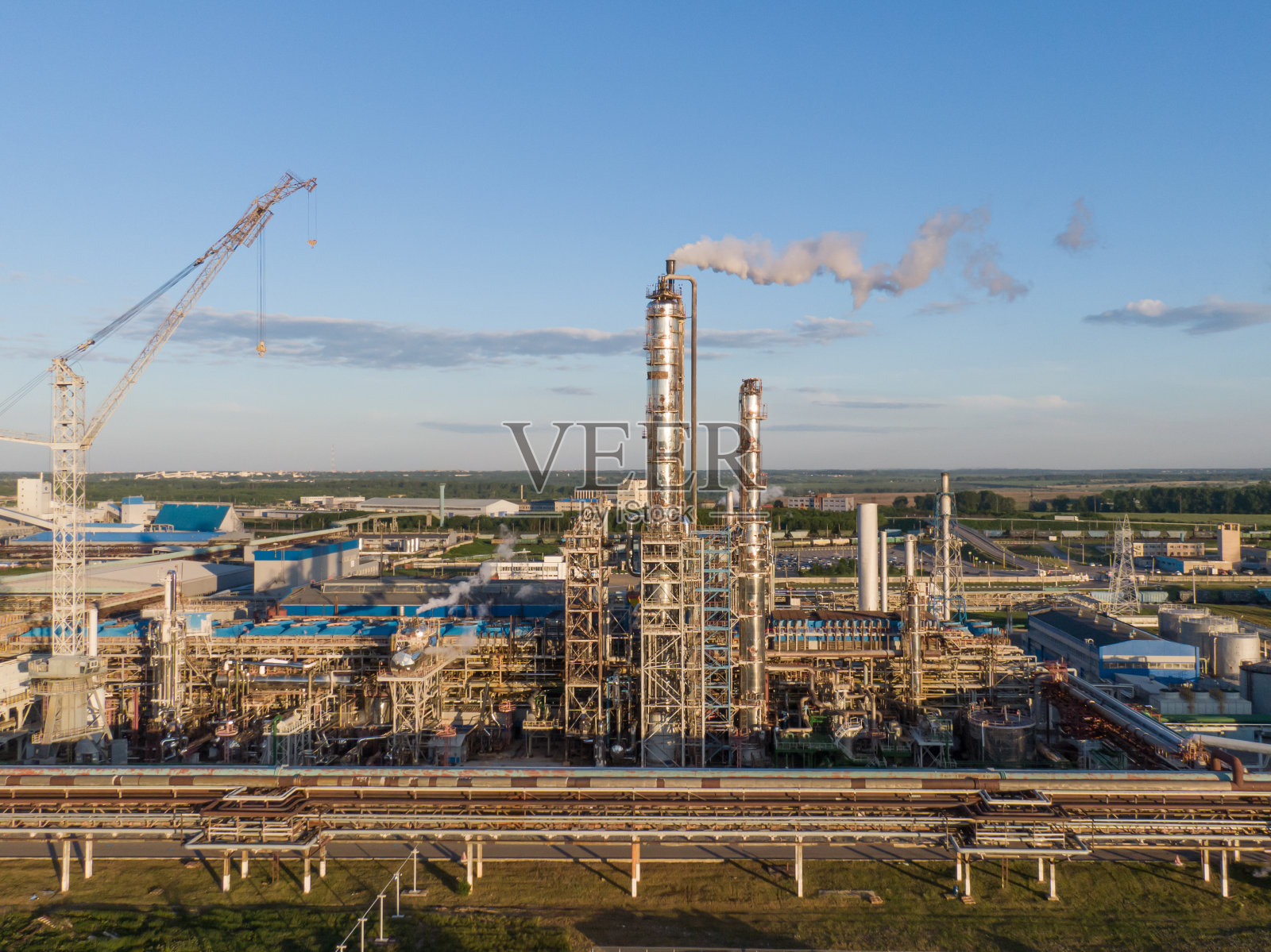 化工厂高分馏塔鸟瞰图。照片摄影图片