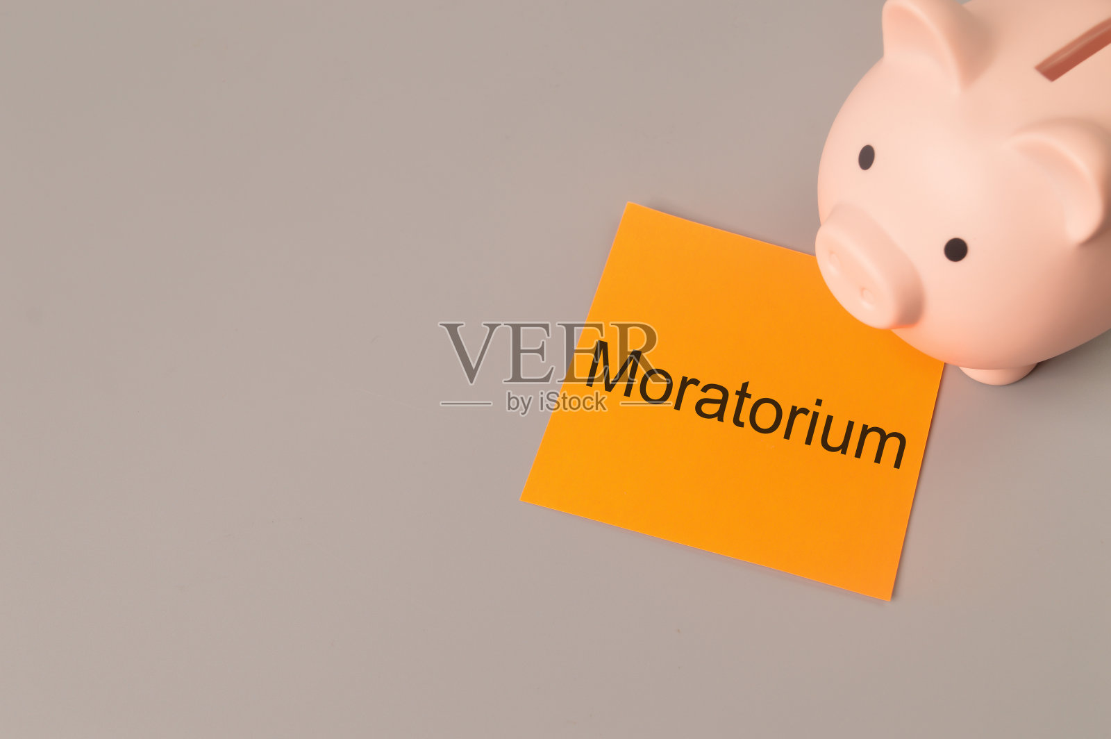 存钱罐和写着暂停的橙色纸条。本空间照片摄影图片