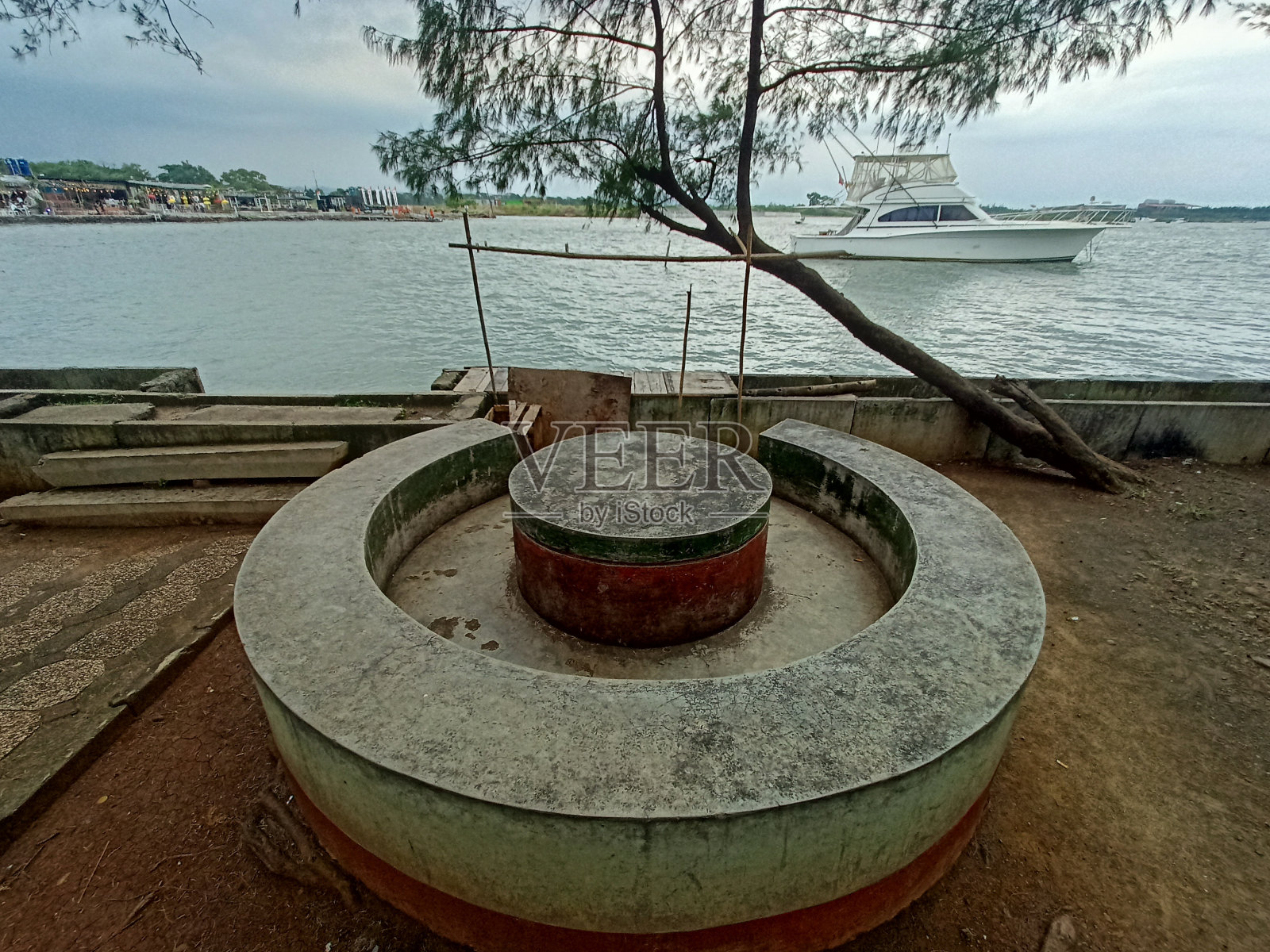 三宝垄市的码头海滩是休闲、钓鱼和渔船的地方照片摄影图片